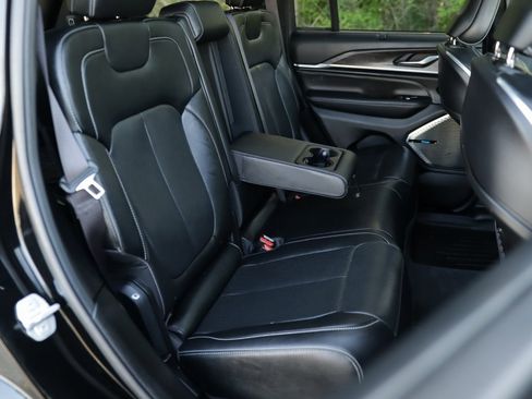 Used 2022 Jeep Grand Cherokee Overland w/ Luxury Tech Group IV image 38