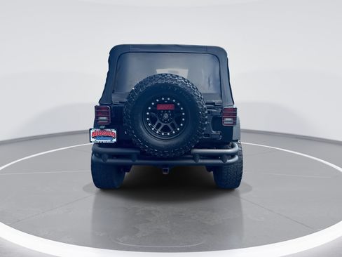 Used 2016 Jeep Wrangler Unlimited Rubicon w/ Connectivity Group AWD/4WD image 5