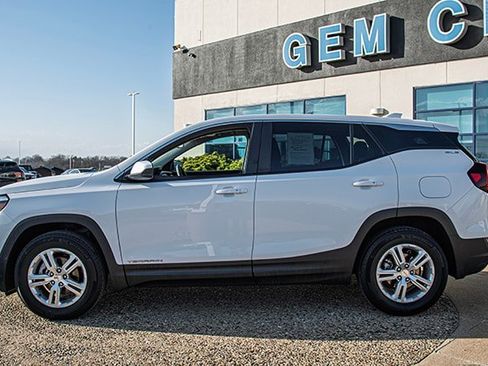 Used 2024 GMC Terrain SLE image 2