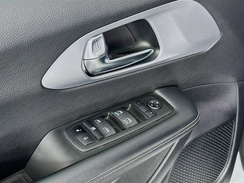 Used 2023 Chrysler Pacifica Touring image 28