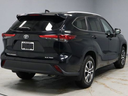 Used 2023 Toyota Highlander XLE AWD/4WD image 12