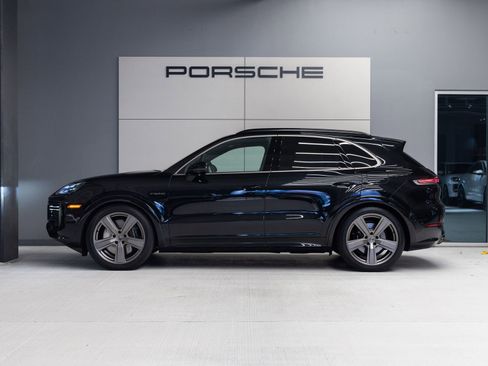Certified 2025 Porsche Cayenne Turbo AWD/4WD image 2