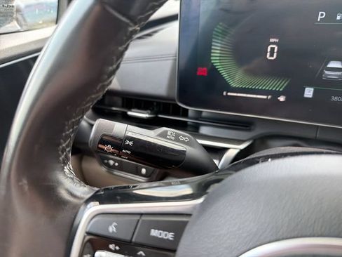 Used 2025 Kia Carnival FWD image 16