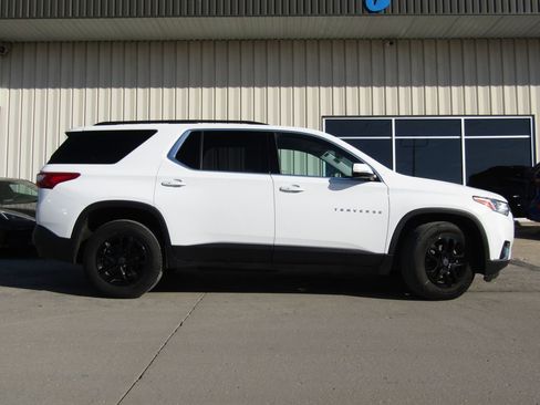 Used 2019 Chevrolet Traverse LT image 2