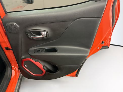 Used 2016 Jeep Renegade Trailhawk image 32