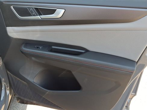 Certified 2024 Volkswagen Atlas Peak Edition SE image 9