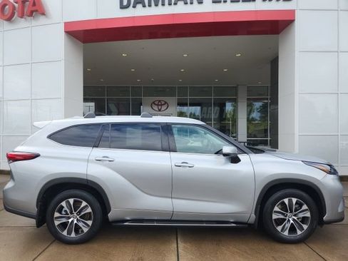 Used 2022 Toyota Highlander XLE AWD/4WD image 3