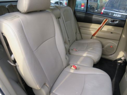 Used 2012 Toyota Highlander Limited w/ Tow Pkg FWD image 27