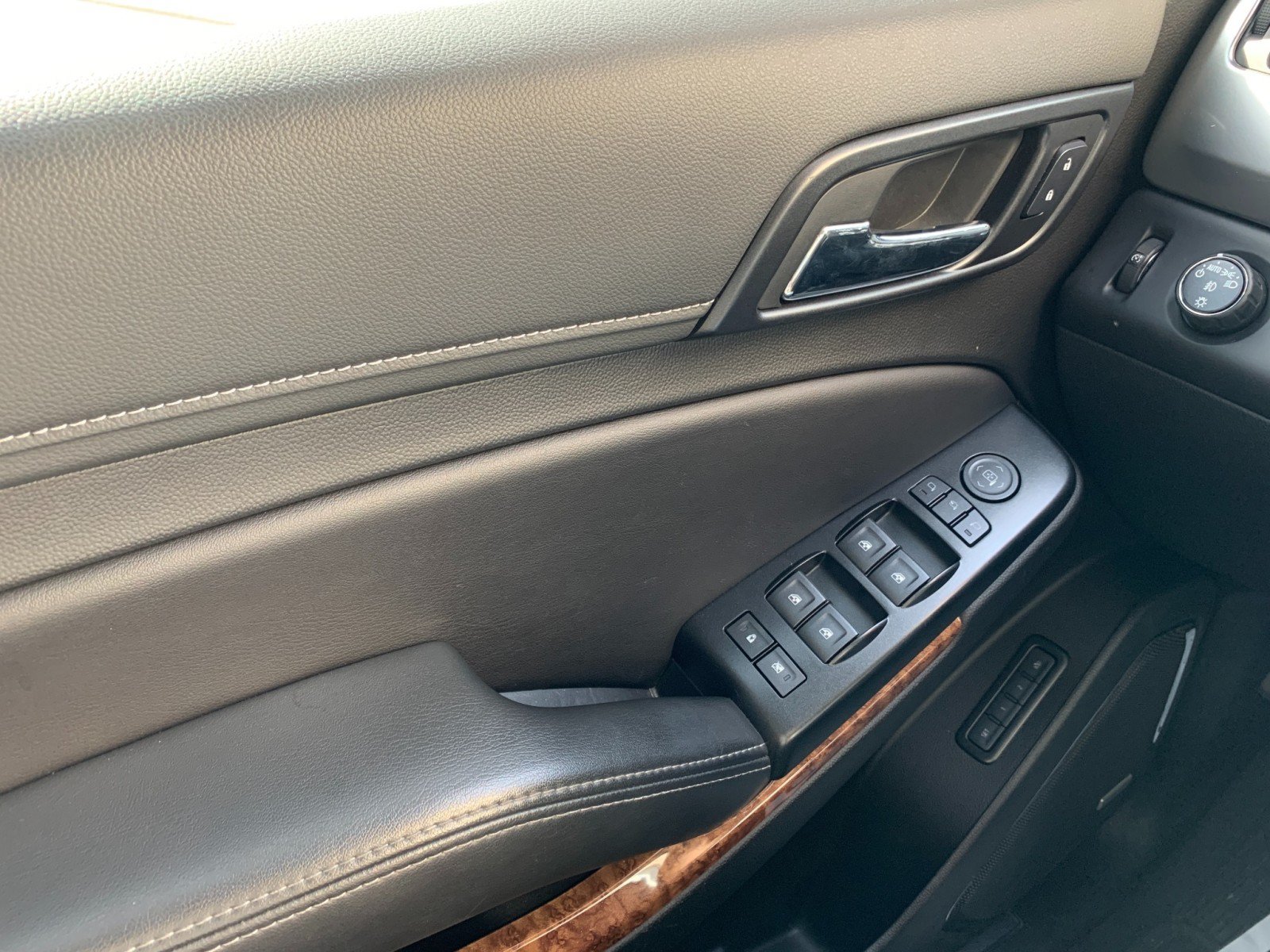 Used 2020 Chevrolet Suburban Premier w/ Max Trailering Package AWD/4WD image 15