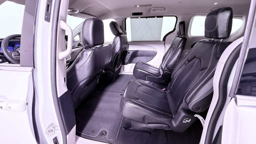 Used 2023 Chrysler Pacifica Touring-L FWD image 18