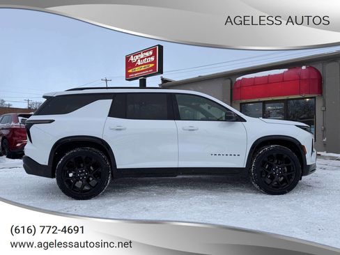 Used 2024 Chevrolet Traverse RS image 1