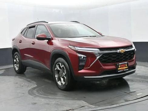 Used 2025 Chevrolet Trax LT w/ LT Convenience Package image 2