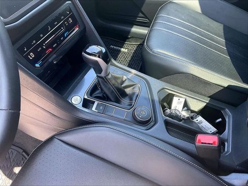 Used 2024 Volkswagen Tiguan SE w/ Panoramic Sunroof Package AWD/4WD image 20