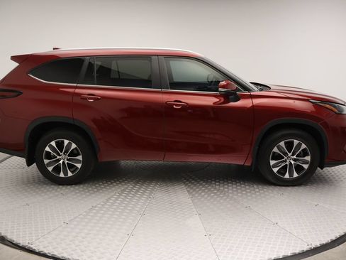 Used 2024 Toyota Highlander XLE AWD/4WD image 7