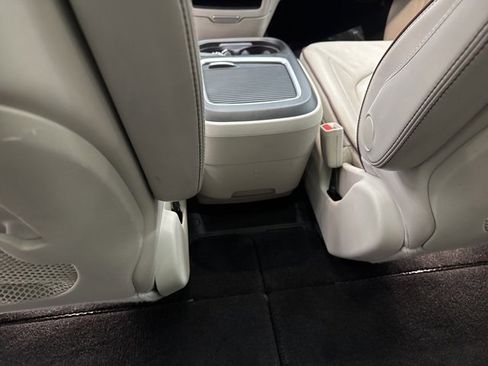 Used 2020 Chrysler Pacifica Limited image 8