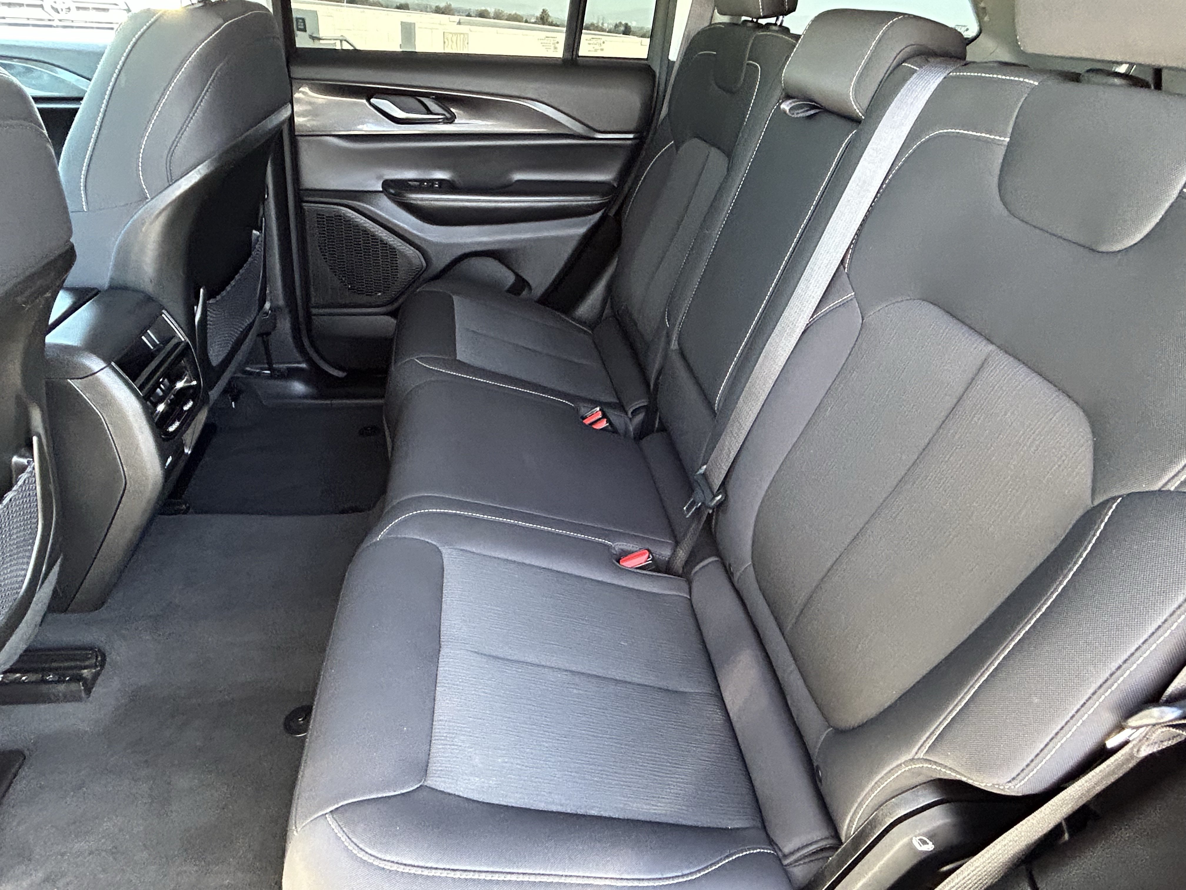 Used 2023 Jeep Grand Cherokee Laredo RWD image 14