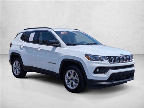 Used 2025 Jeep Compass Latitude AWD/4WD image 3