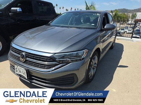 Used 2024 Volkswagen Jetta SE FWD image 1