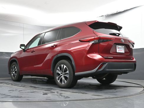 Certified 2022 Toyota Highlander XLE image 29