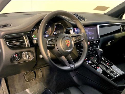 Certified 2026 Porsche Macan AWD/4WD image 4