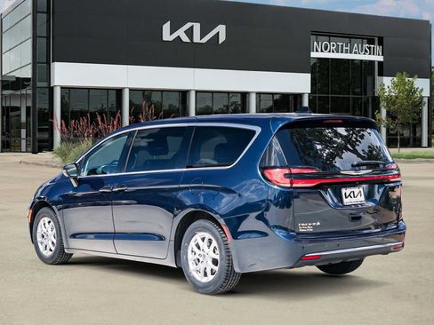 Used 2023 Chrysler Pacifica Touring-L FWD image 4