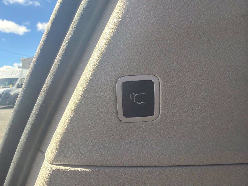Used 2024 Chrysler Pacifica Touring-L FWD image 17