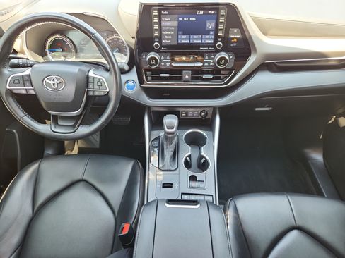 Used 2022 Toyota Highlander XLE FWD image 12