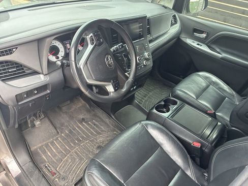 Used 2017 Toyota Sienna SE w/ SE Preferred Package image 16