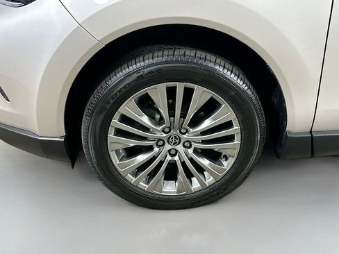 Used 2023 Toyota Venza Limited image 8