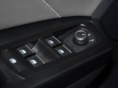 Used 2021 Volkswagen Atlas Cross Sport SE w/ Panoramic Sunroof Package FWD image 32