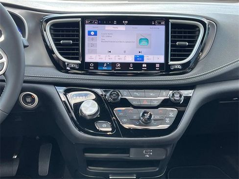 New 2026 Chrysler Pacifica Select image 15