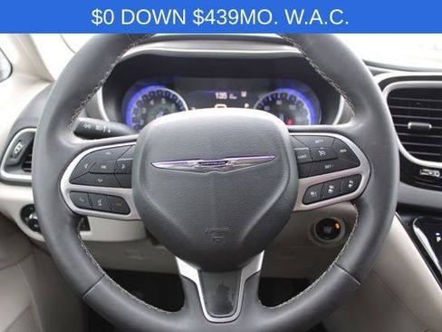 Used 2023 Chrysler Pacifica Touring-L image 31