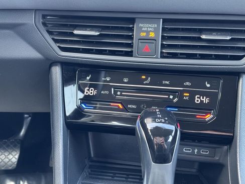 Used 2025 Volkswagen Jetta SE FWD image 18