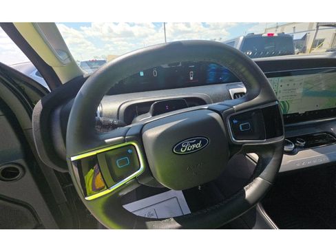 Used 2025 Ford Expedition Active RWD image 2