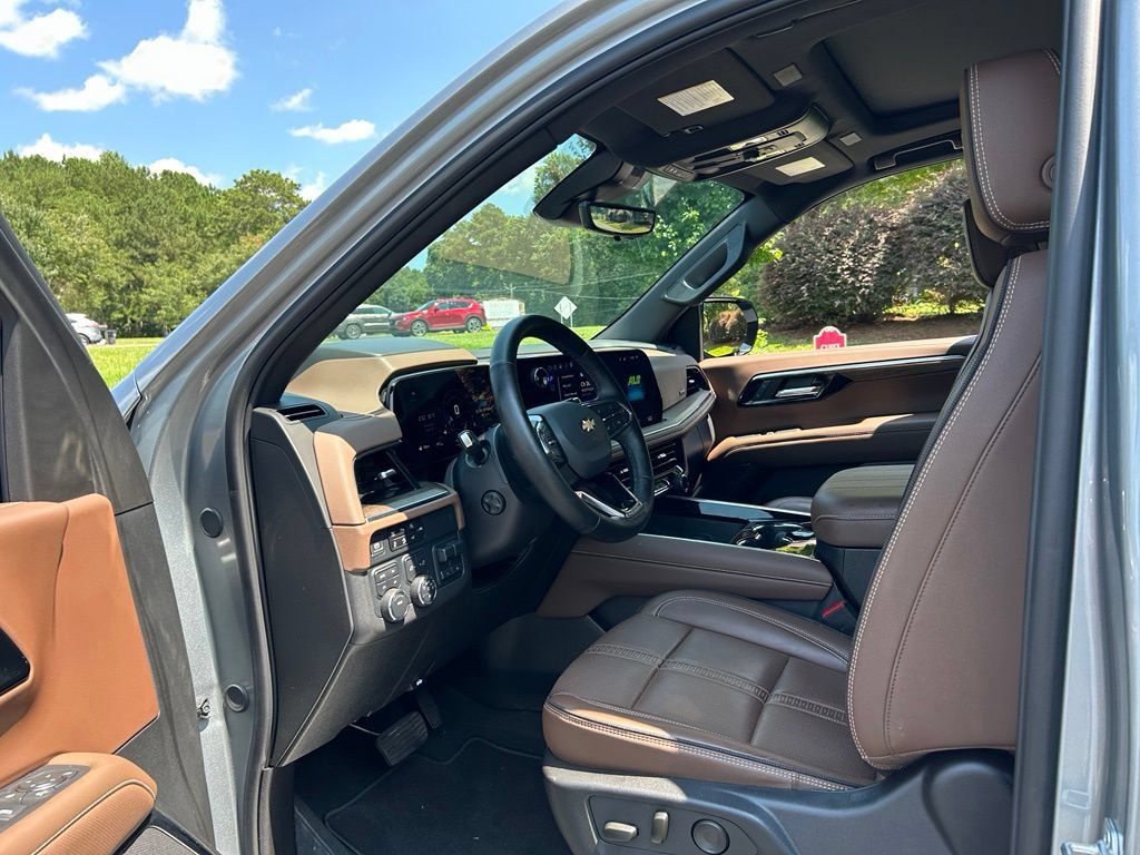 Used 2025 Chevrolet Suburban High Country w/ Sun And Tow Package AWD/4WD image 45