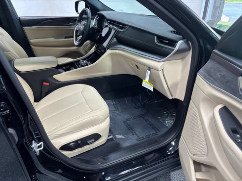 Used 2025 Jeep Grand Cherokee Limited w/ Luxury Tech Group II AWD/4WD image 14