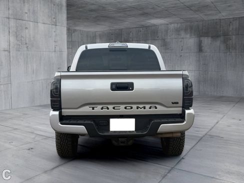 Used 2017 Toyota Tacoma TRD Sport w/ Tow Package RWD image 5