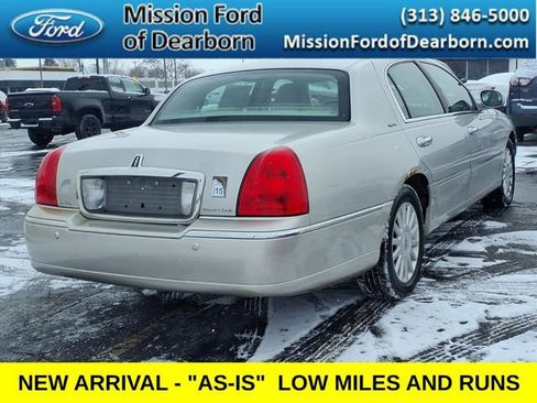 Used 2005 Lincoln Town Car Signature image 5