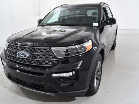 Used 2022 Ford Explorer XLT w/ Equipment Group 202A image 2