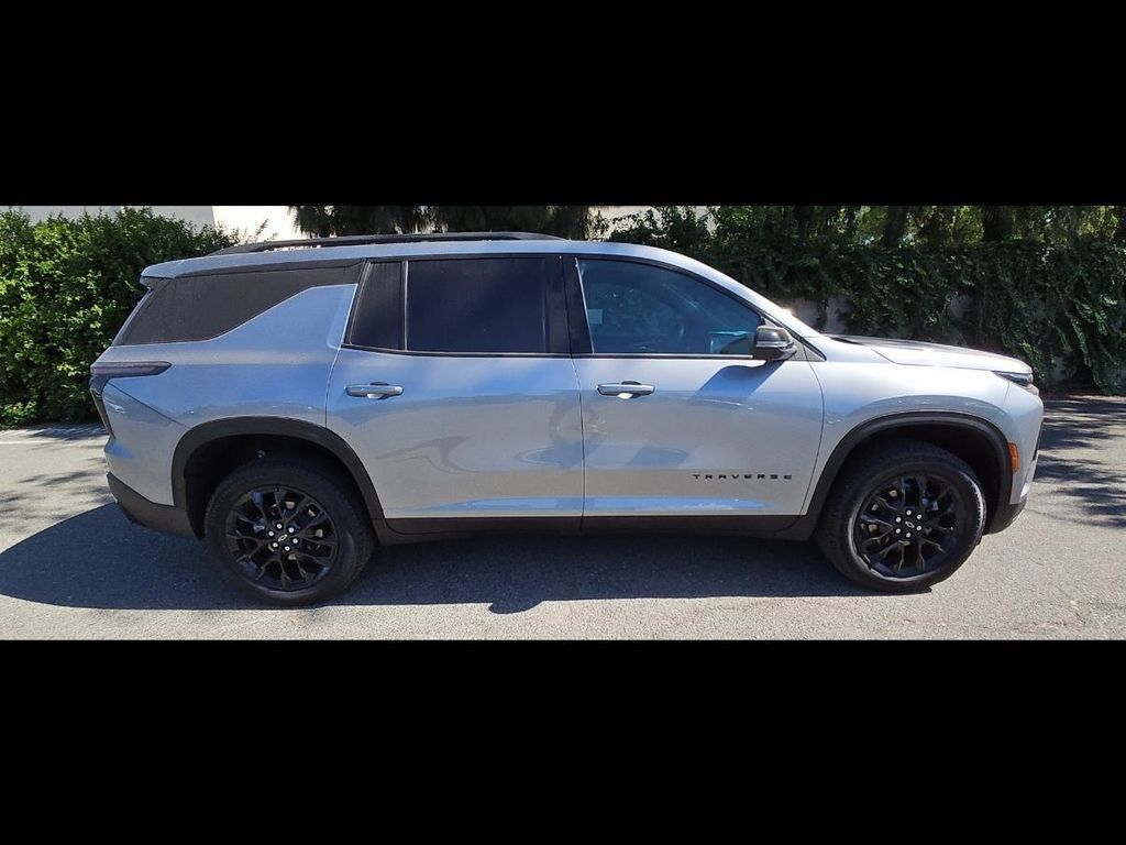 Used 2026 Chevrolet Traverse LT w/ Midnight/Sport Edition FWD image 7
