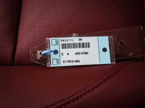 Certified 2025 MAZDA MAZDA3 2.5 S Hatchback w/ Premium Pkg image 37