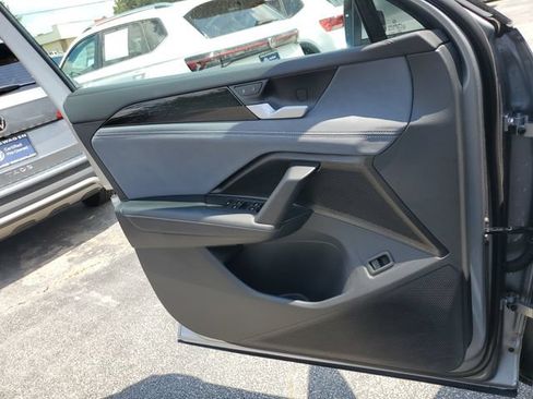 Used 2025 Volkswagen Tiguan SE w/ Panoramic Sunroof Package AWD/4WD image 29
