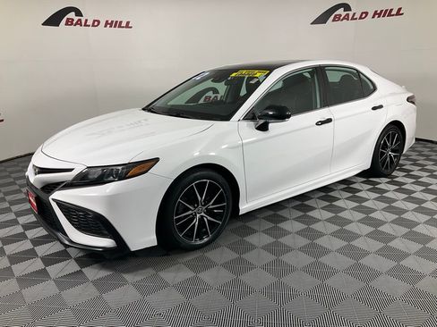 Used 2022 Toyota Camry SE image 3