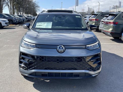 New 2026 Volkswagen Tiguan SE R-Line FWD image 2