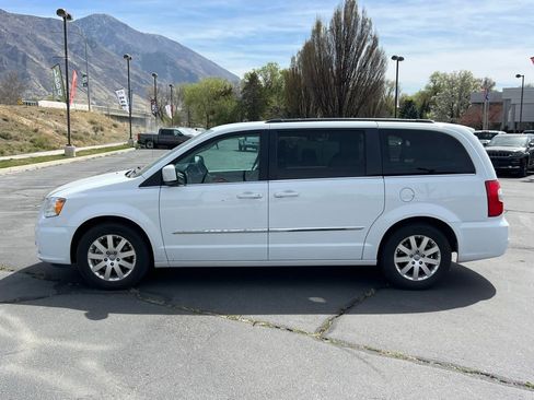 Used 2015 Chrysler Town & Country Touring image 15