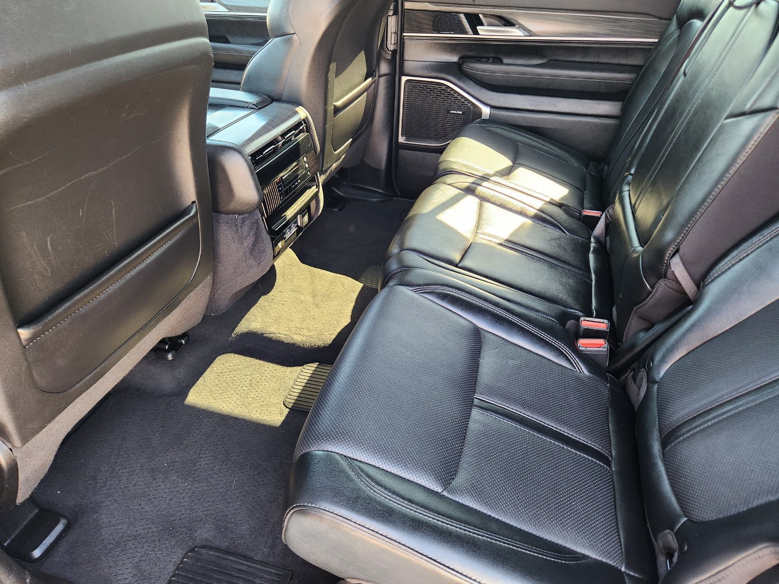 Used 2024 Jeep Wagoneer L Series II w/ Flexible Seating Group RWD image 32