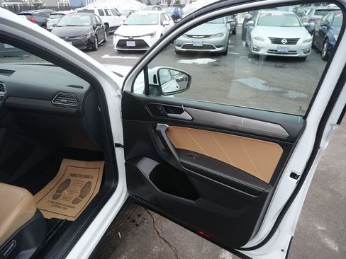 Used 2022 Volkswagen Tiguan SE w/ Panoramic Sunroof Package image 20