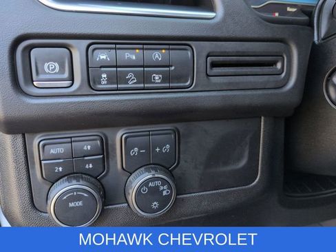 Used 2024 Chevrolet Suburban Z71 w/ Luxury Package AWD/4WD image 37