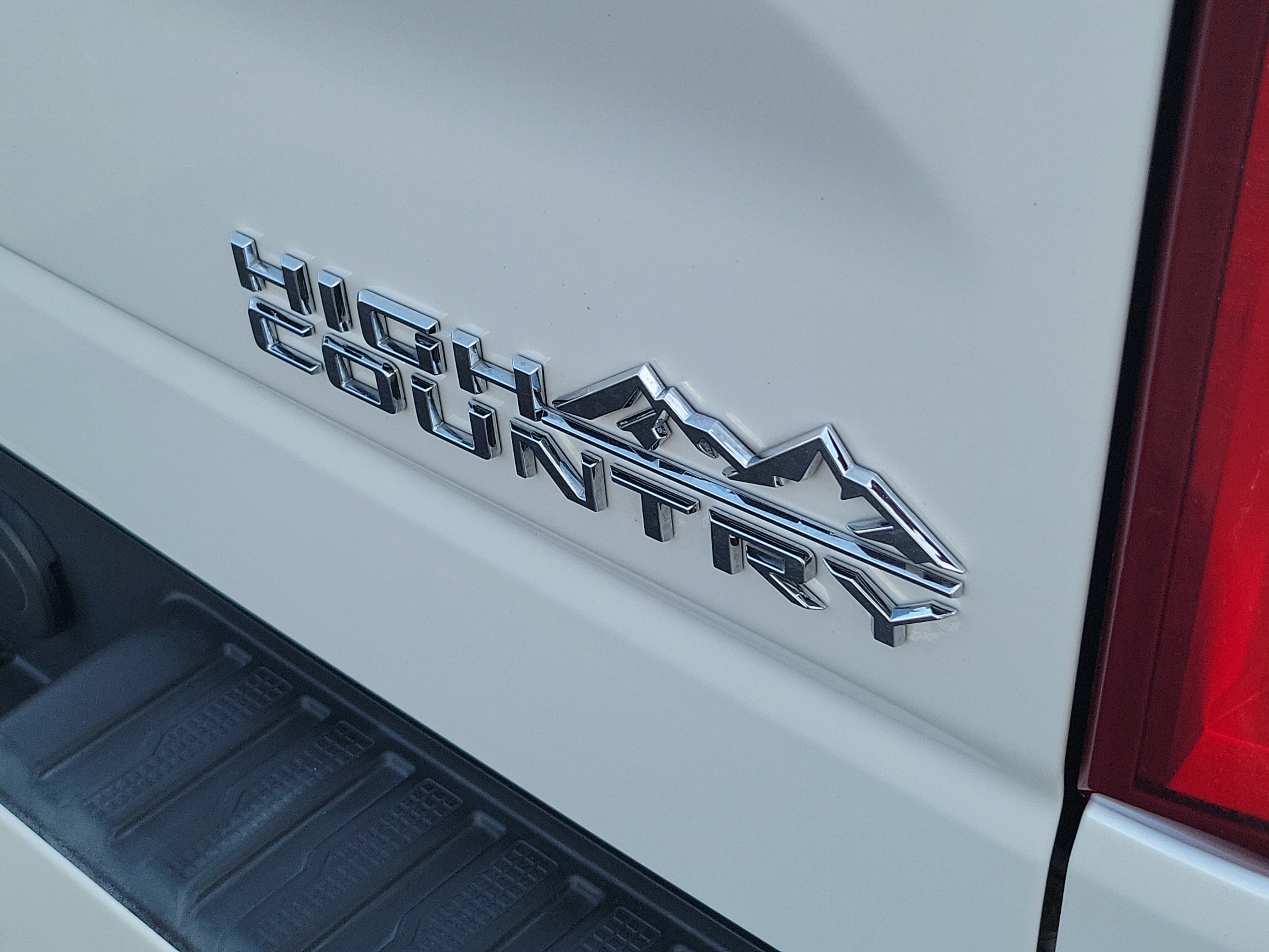 Used 2021 Chevrolet Silverado 1500 High Country w/ Technology Package AWD/4WD image 5