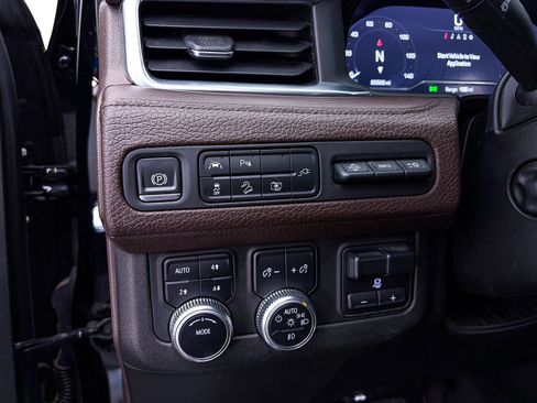 Used 2022 GMC Yukon XL Denali w/ Denali Premium Package AWD/4WD image 8